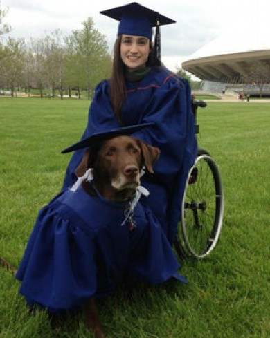 Chú chó mặc Áo Cử Nhân tốt nghiệp cùng chủ nhân trong ngày nhận bằng