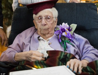 Cụ bà 97 tuổi nhận bằng tốt nghiệp sau 8 thập kỷ