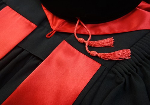 Lễ phục tốt nghiệp đỏ