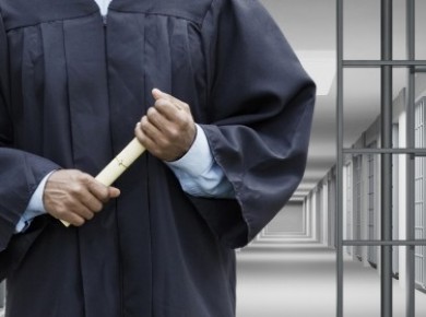 Ngày lễ tốt nghiệp ở nhà tù mỹ, Lễ phục tốt nghiệp không được mặc như bên ngoài
